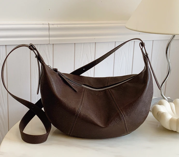 包女2025秋冬新款单肩腋下包复古斜挎牛角包大容量纯色洋气饺子包