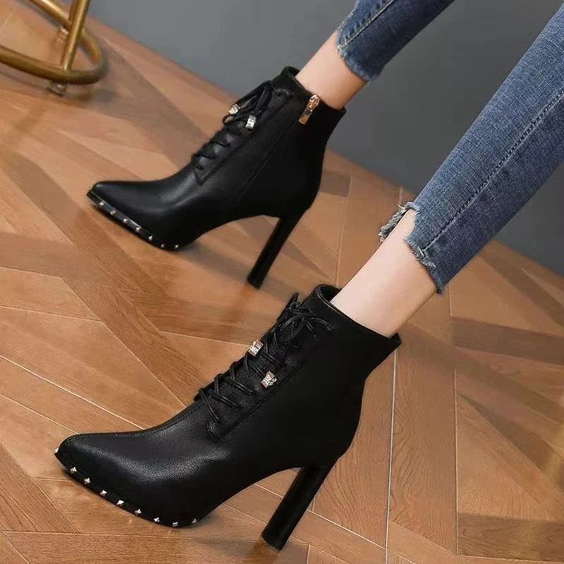 短靴尖头粗跟高跟鞋系带秋冬款女士时装靴2024爆款洋气百搭马丁靴