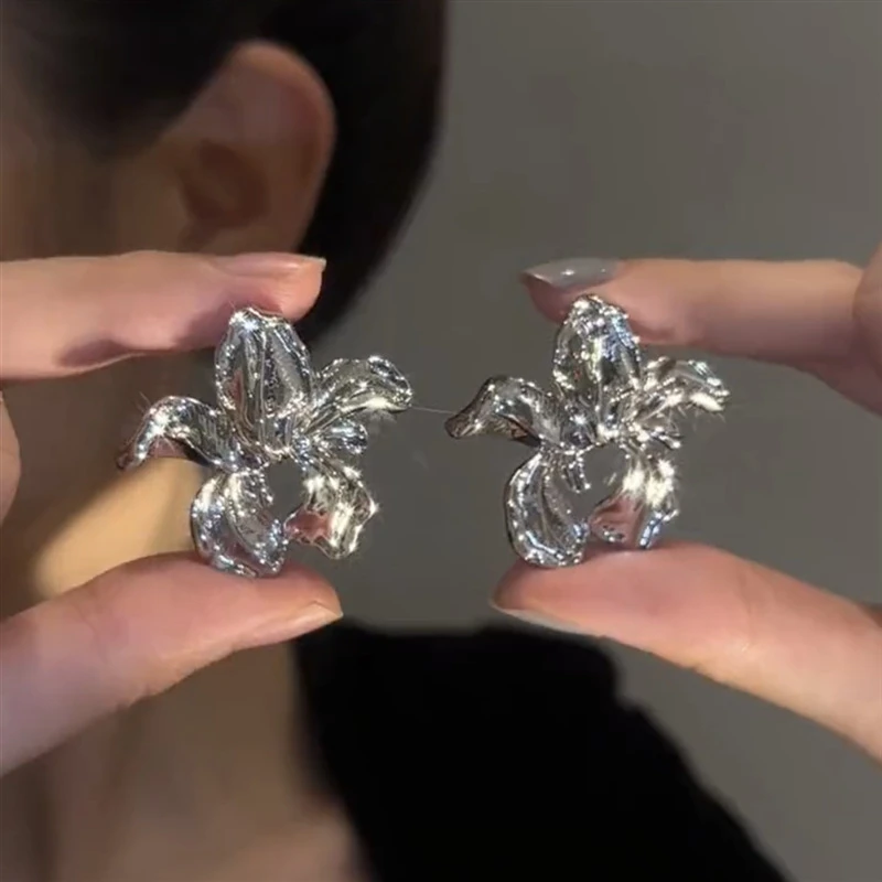 银色花朵镂空气质金属风耳环S925银针鸢尾液态花朵耳环气质夸张女