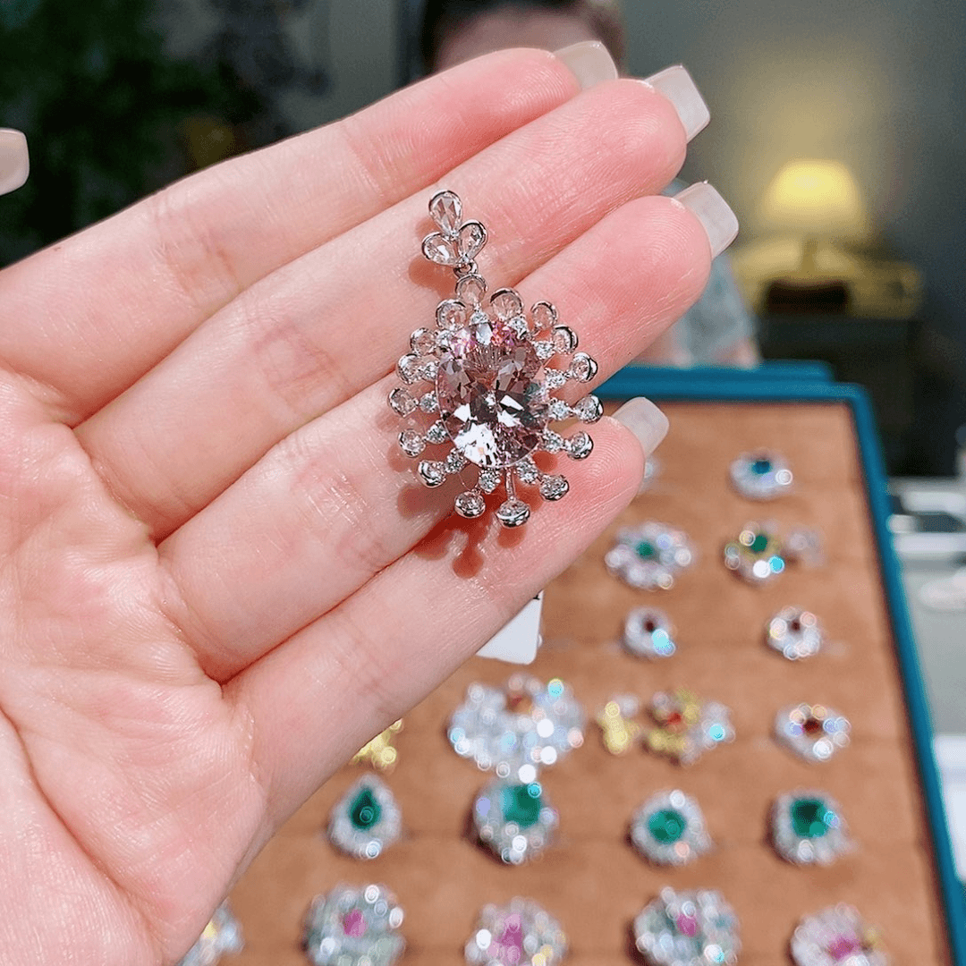 绿柱石（摩根石）颈饰18K金镶嵌4.6ct樱花粉吉尔德