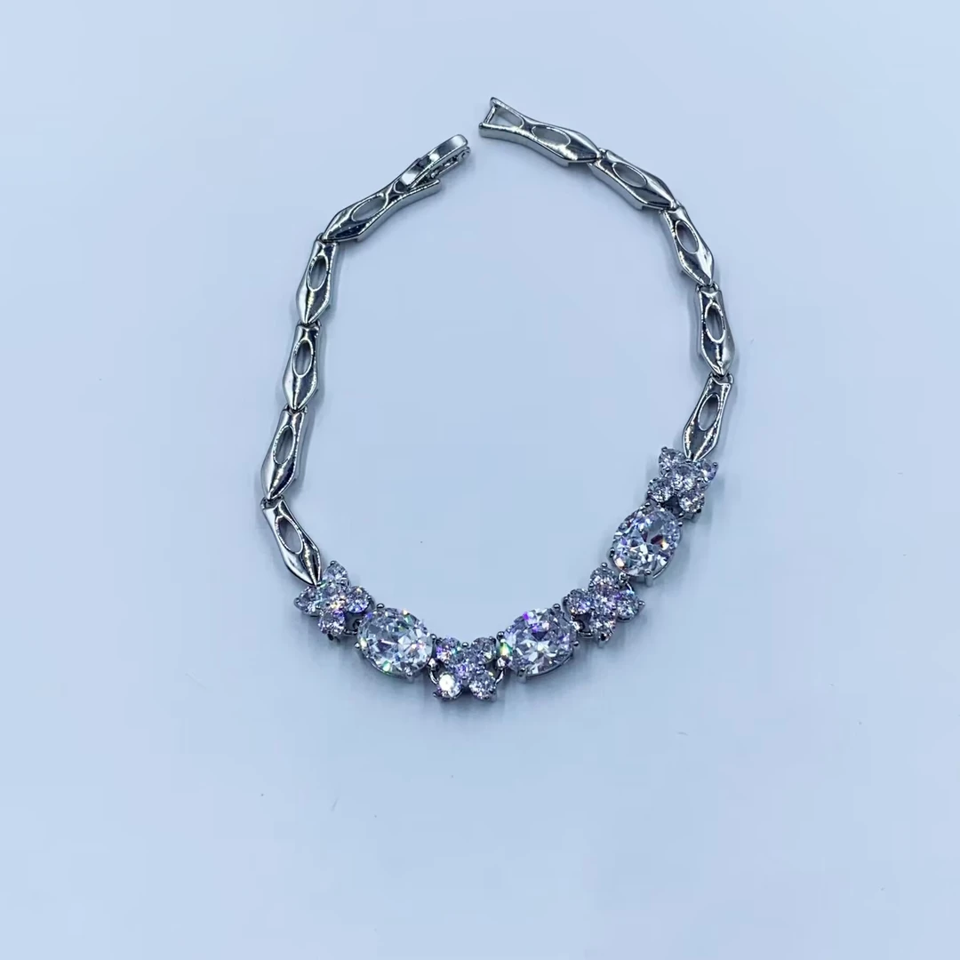 1686   精美时尚高级镶嵌手链多样性发货