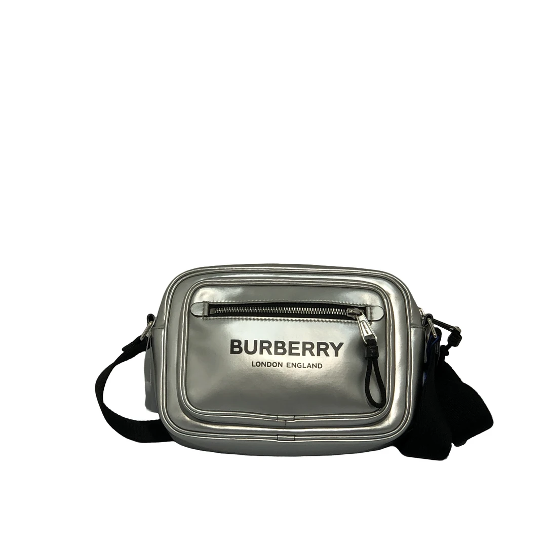 95新 BURBERRY/博柏利 银色相机斜挎包/3232号时尚百搭白色休闲