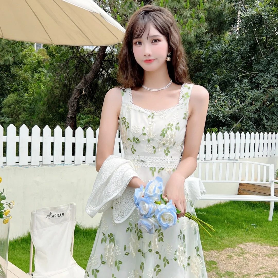 春夏季时尚洋气高级感刺绣雕花甜美收腰显瘦遮肉小个子a字吊带裙
