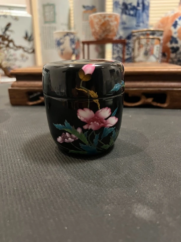 粉彩盖盒。      替代链接