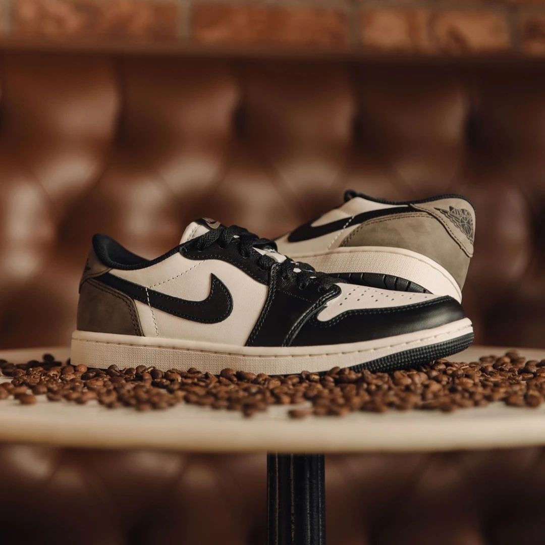 【耐克/就近门店发货】NIKE大童AIRAJ1摩卡低帮板鞋CZ0858-102