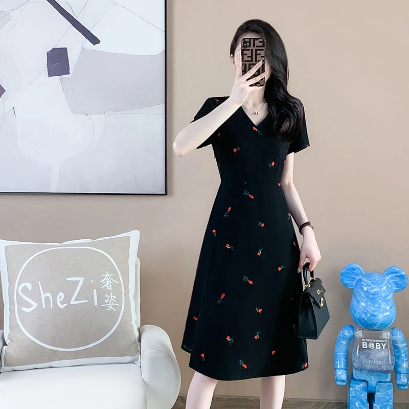 6632805622【适合90-200斤】V领绣花连衣裙胖妹妹百搭简约裙子