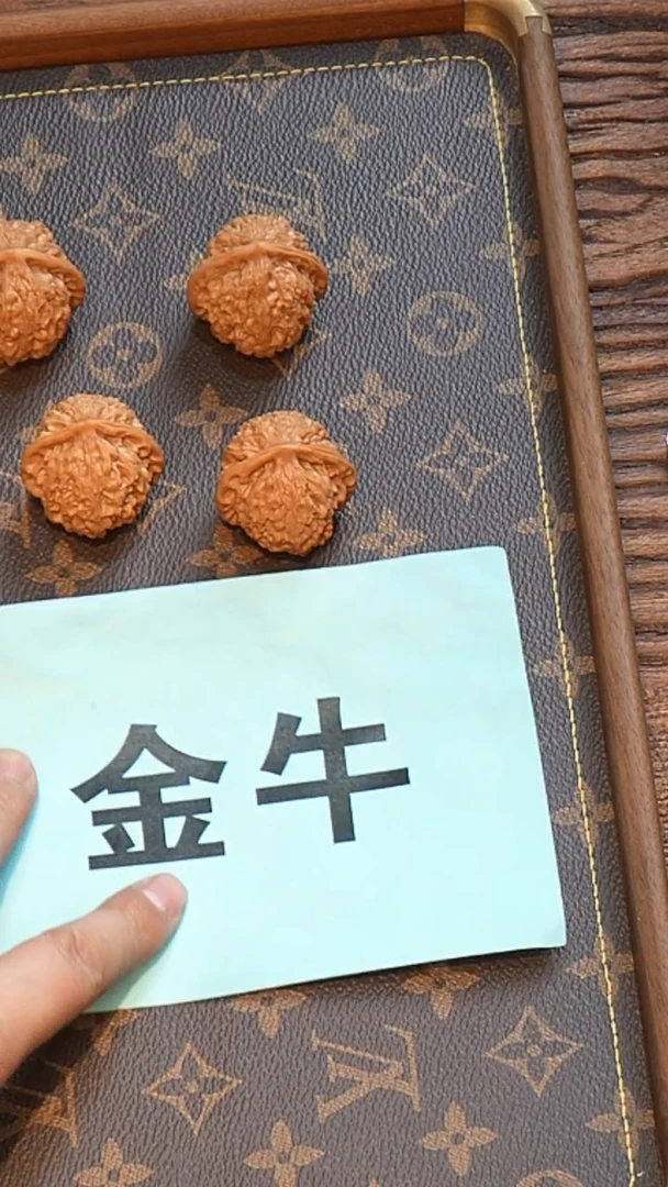 【闪购商品】文玩核桃把件金牛36左右(已打底)
