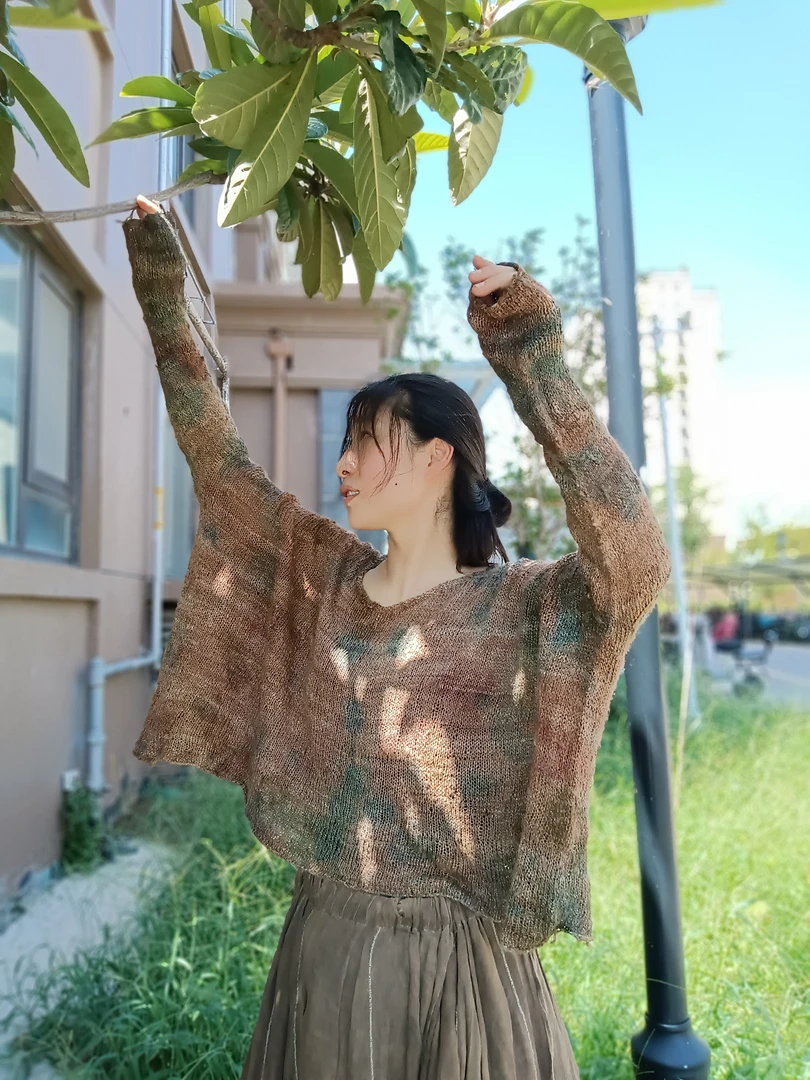 手工编织植物染色一百的柞蚕丝油画色（套头衫）。