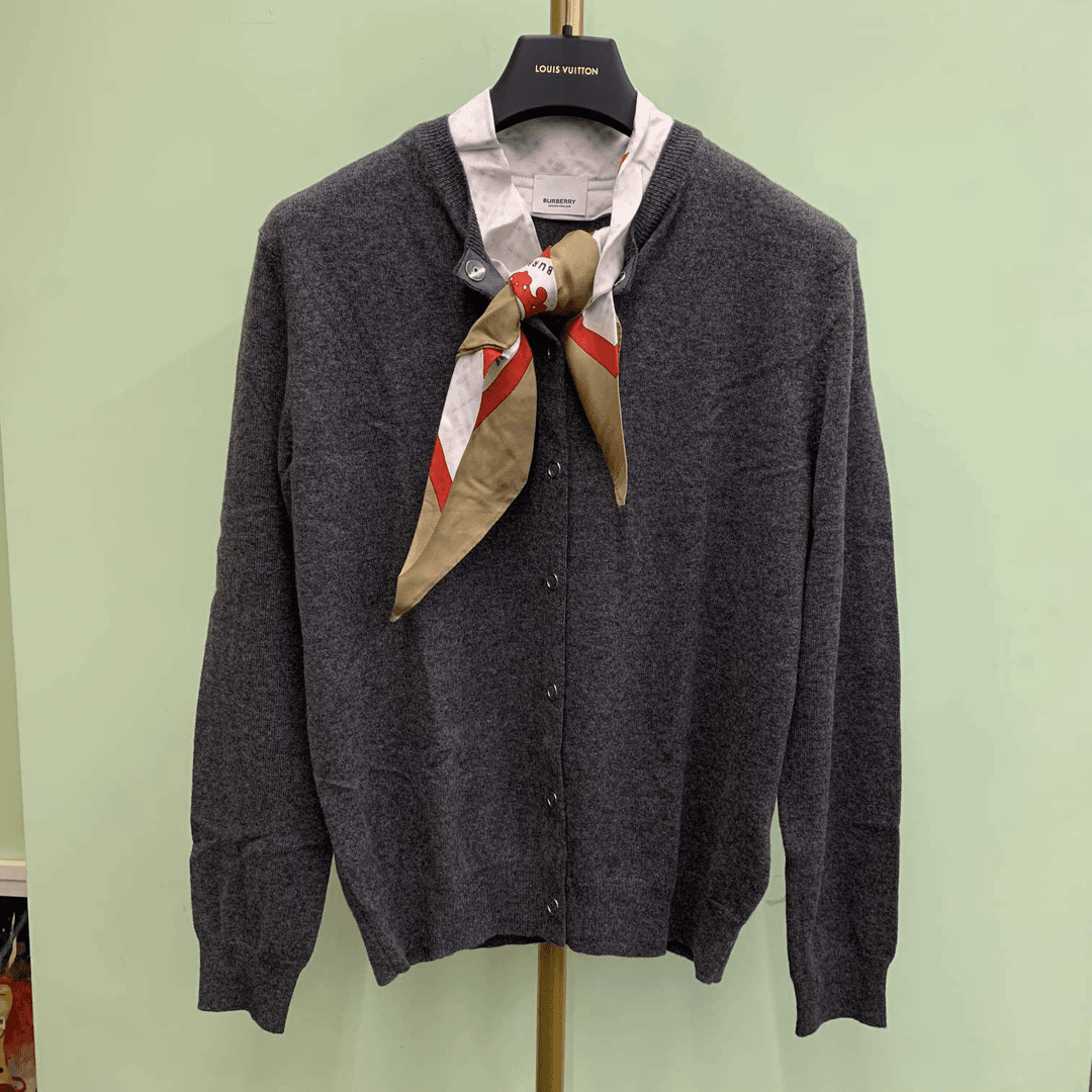 博柏利 BURBERRY  深灰毛衣针织衫衬衣领全新纽扣带吊牌  L码