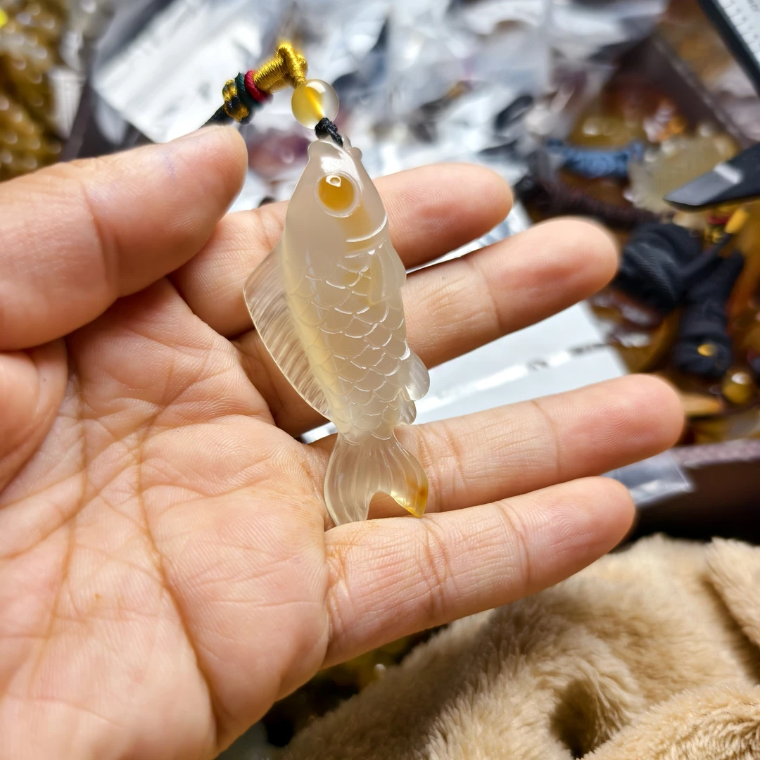 北红玛瑙手工雕刻的鱼挂追，53号