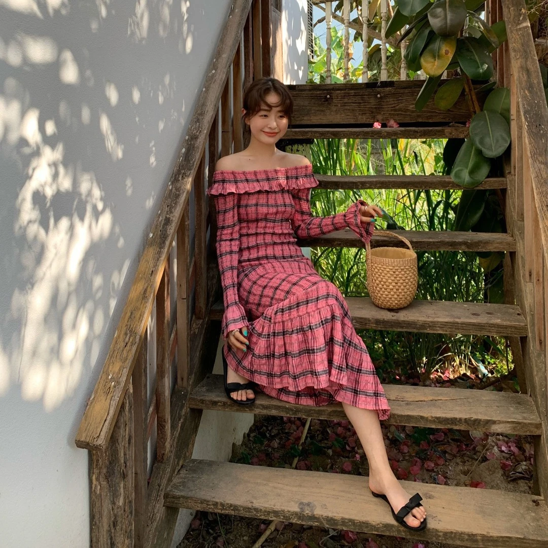 2024新款气质露肩荷叶边格子鱼尾连衣裙褶皱C0622