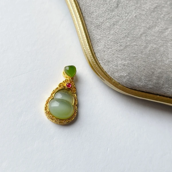 晶雁18K金镶和田玉猫眼碧玉小号葫芦吊坠时尚百搭绿色金色中古