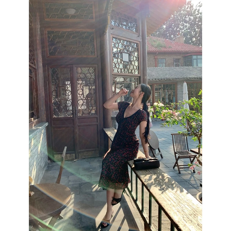 肉装小cherry 玫瑰花圃 正肩微胖气质显瘦V领蕾丝碎花A字连衣裙