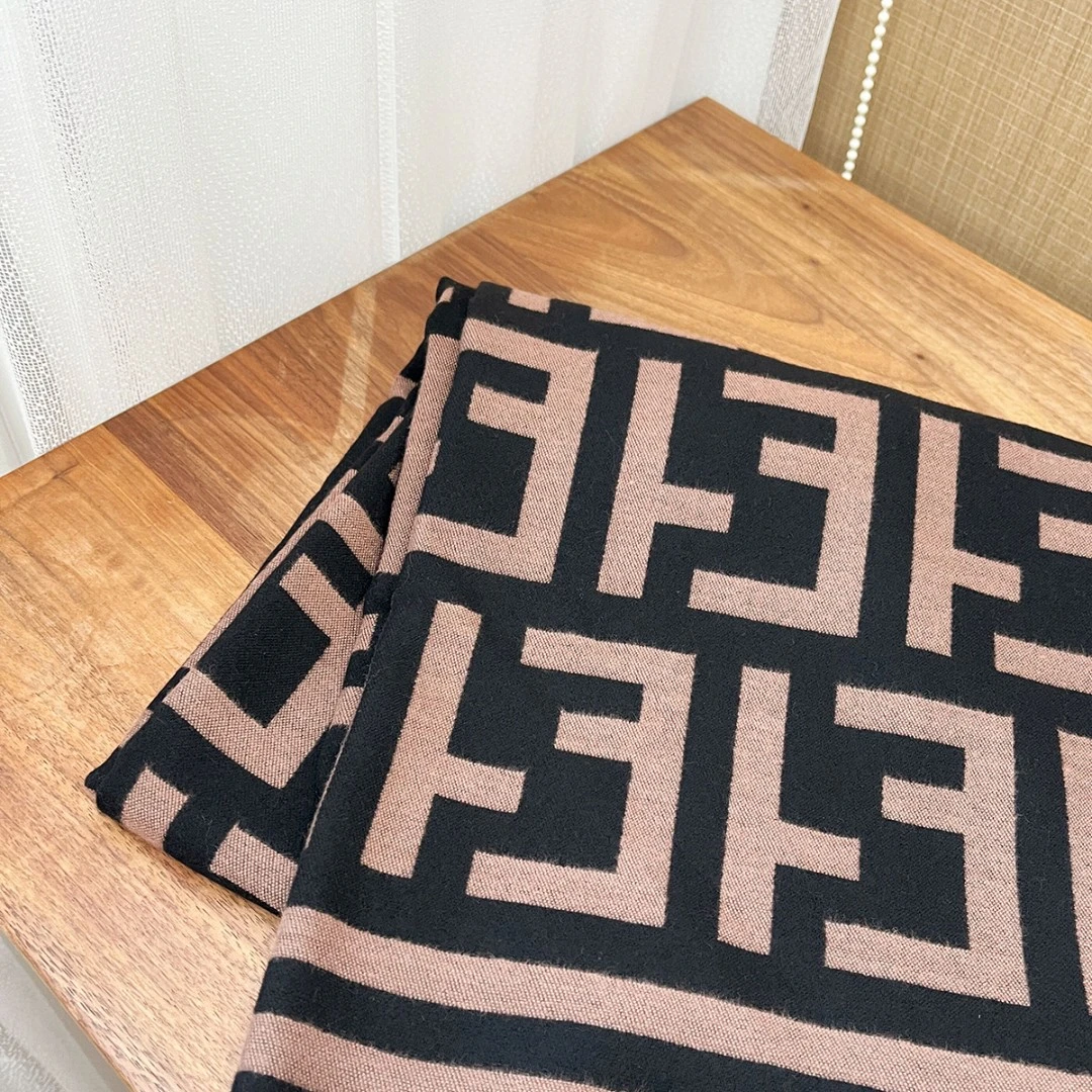 高级感轻奢围巾女2024秋冬新款休闲百搭拼色保暖围脖时尚披肩加厚