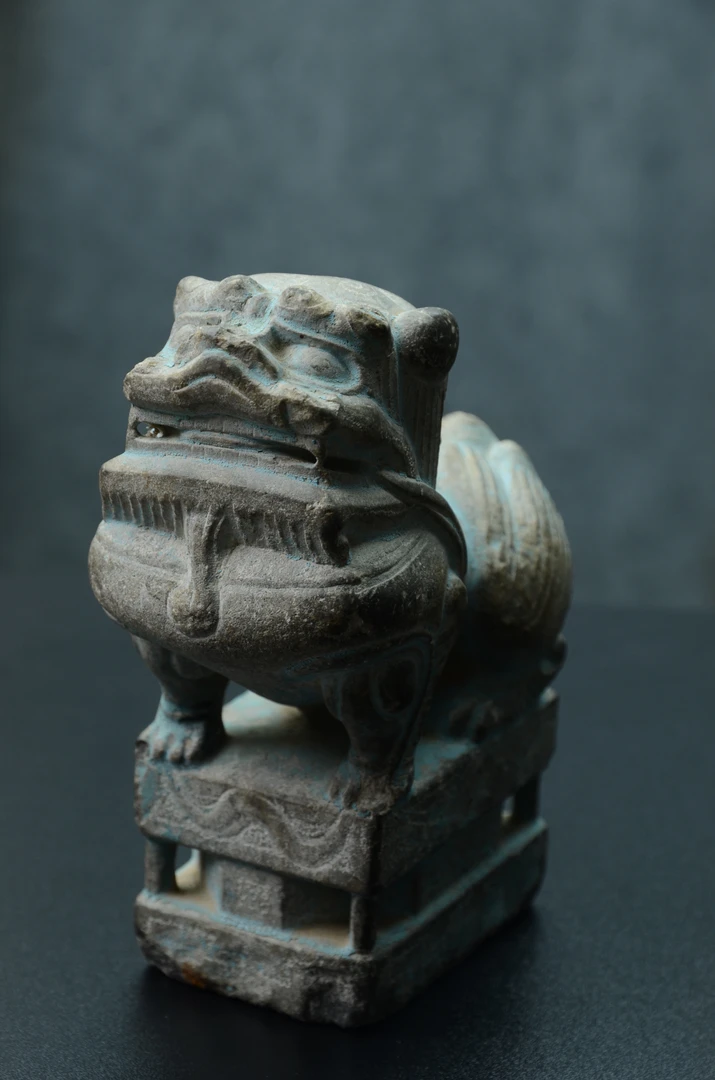 清陕西关中文房镇纸狮子桌面摆件黑青石