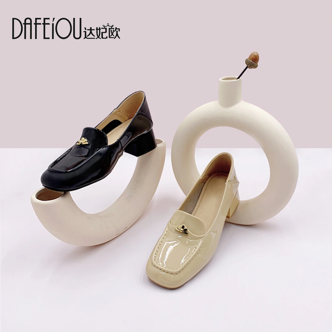 【孔雀】欧洲站-优雅气质粗跟单鞋女低跟方头金属扣高端 261977