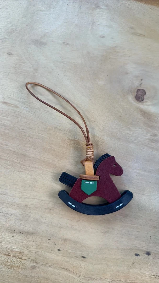 新款真皮小木马挂饰钥匙包时尚休闲百搭