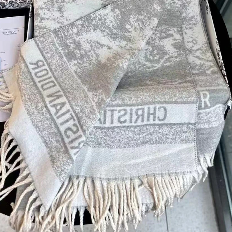 D 浅灰色羊r围巾