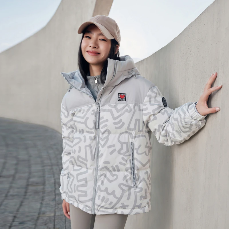 波司登新款冬季女时尚运动休闲潮流连帽印花外套保暖短款羽绒服