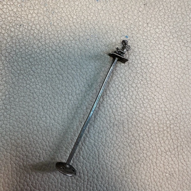 压棒手工坐着小人