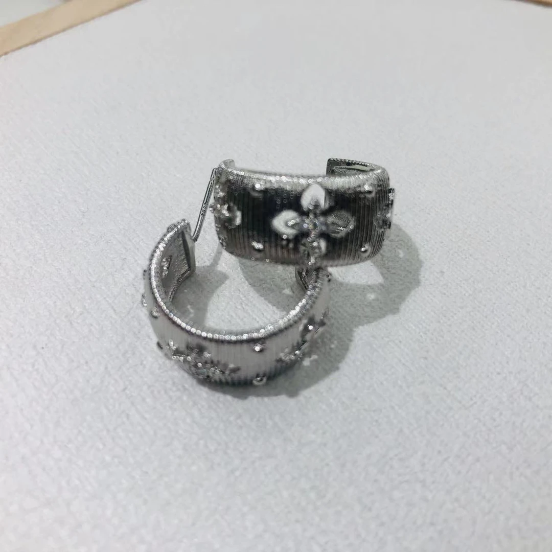 925银亚克力耳饰 法式气镂空花朵耳钉简约C字耳钉高档银针耳饰-12