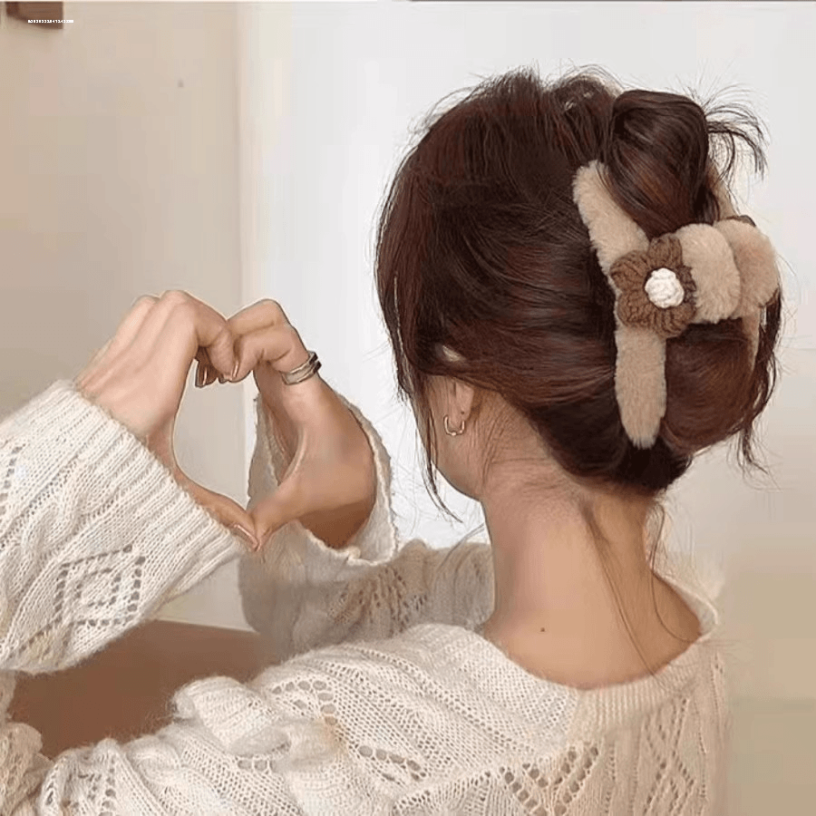 后脑勺精致毛绒小花抓夹发饰头饰气质小众少女显白盘发设计新款