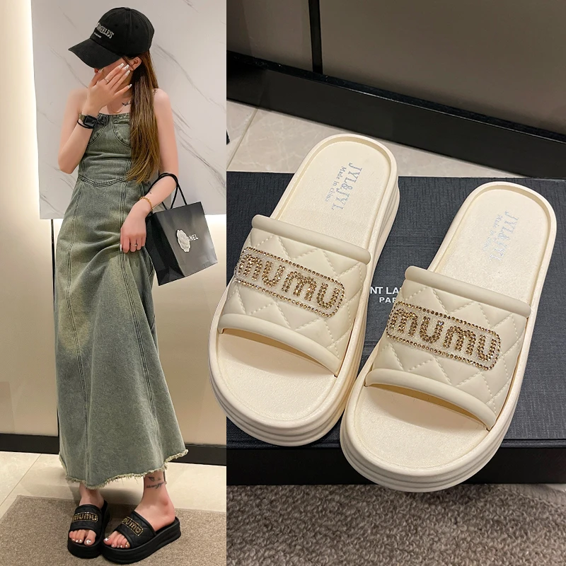 米梵昕2024新款女夏厚底网红时尚居家室内外穿防滑水钻沙滩松糕底