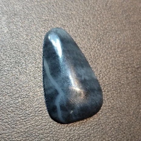 和田玉青花无事牌吊坠 一线天青花水滴吊坠背面带满原皮毛孔