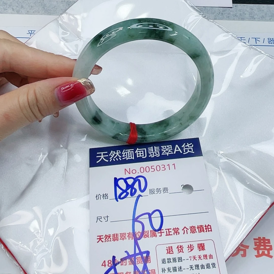翡翠手镯未镶嵌是