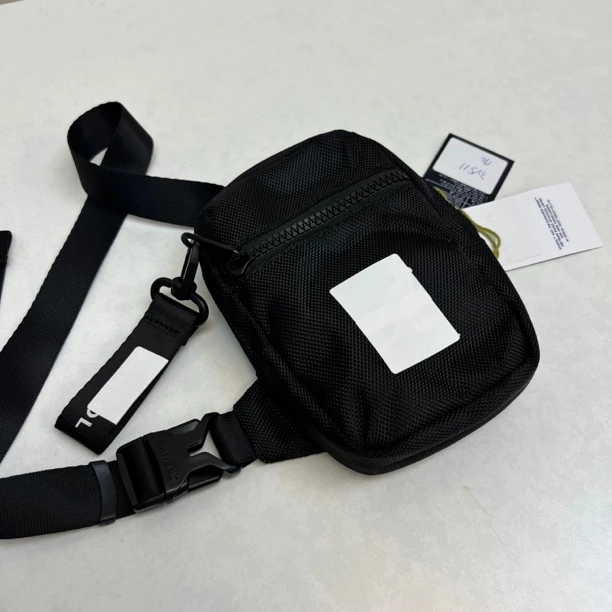 32511 韩版Kan袋袋go，黑色织物胸包斜背包随身包，尺寸：11x17cm