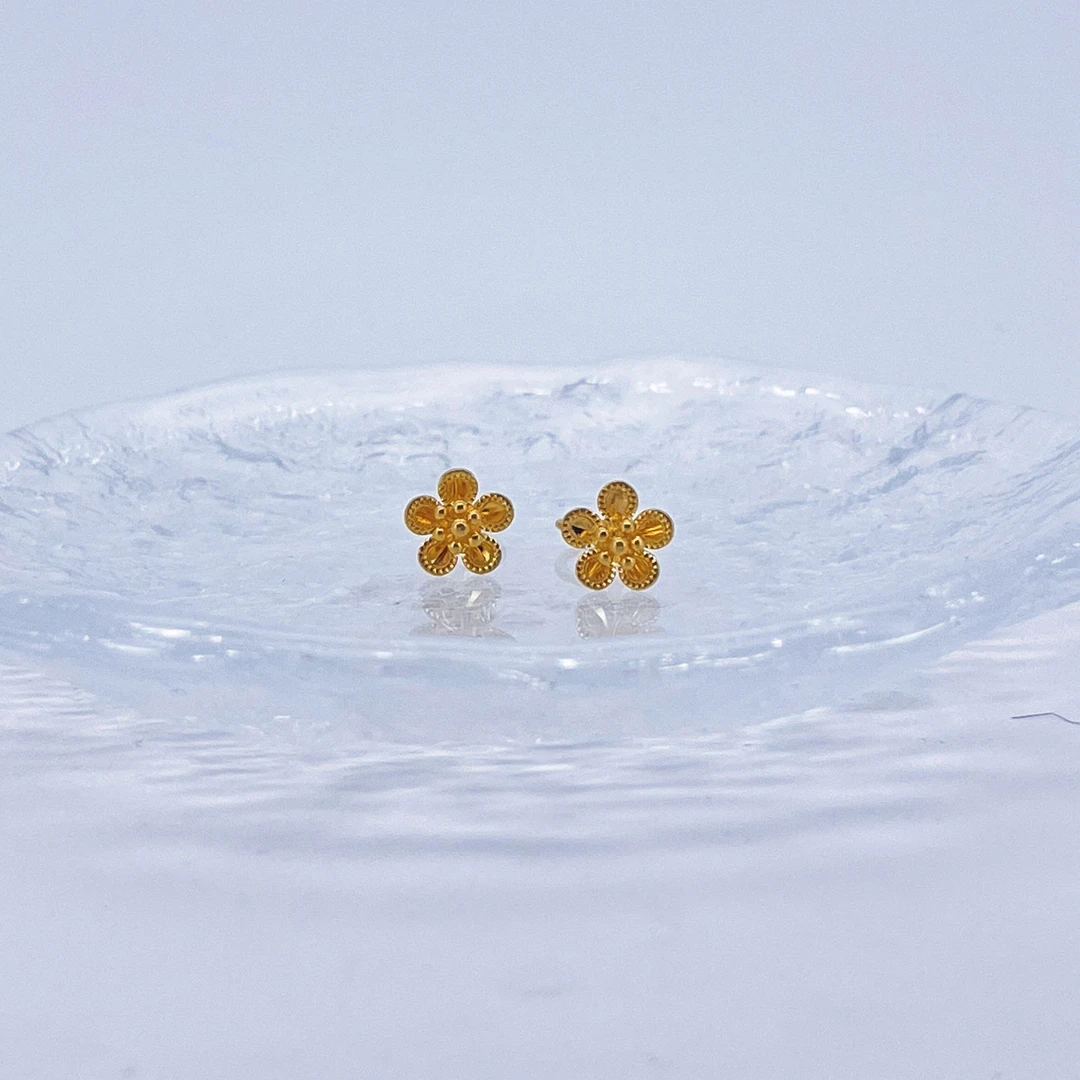 足金999 黄金五瓣花金耳钉 1.6