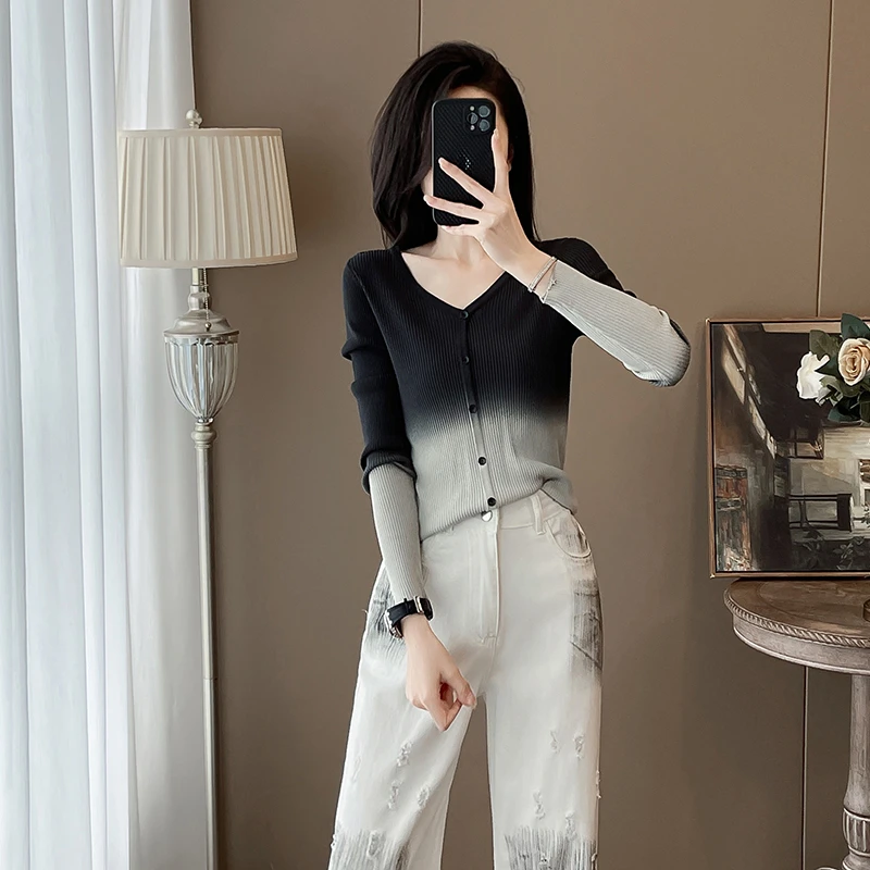 V领渐变设计感洋气长袖针织开衫女初早秋季气质修身毛衣外套上衣