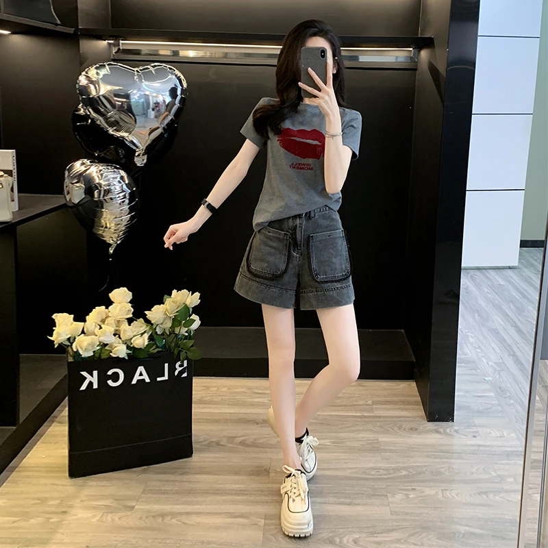 盐系穿搭时尚套装女夏季洋气显瘦印花嘴唇T恤高腰牛仔短裤两件套