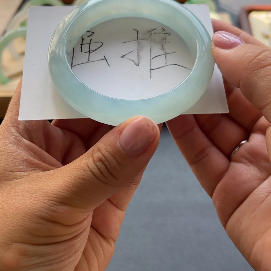翡翠手镯未镶嵌56.6。