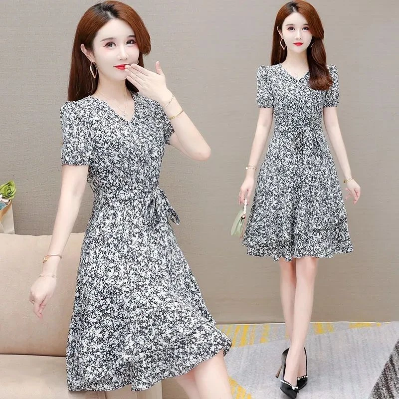 时尚碎花连衣裙女2025夏季新款修身显瘦V领a字裙遮肚减龄气质裙子