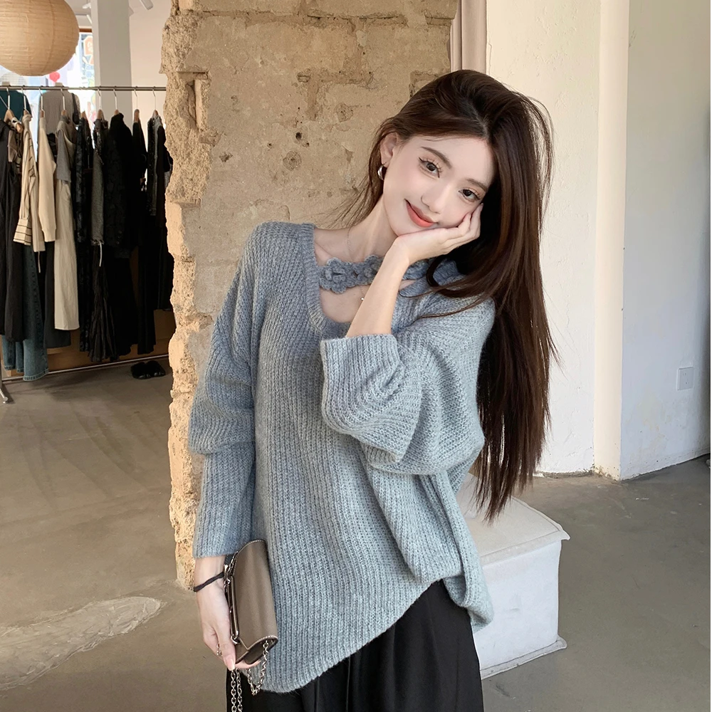韩系穿搭蓝色镂空花朵针织衫女秋季慵懒风内搭毛衣宽松一字肩上衣