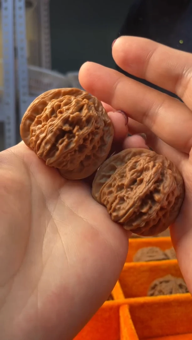 【闪购商品】文玩核桃把件青皇楼