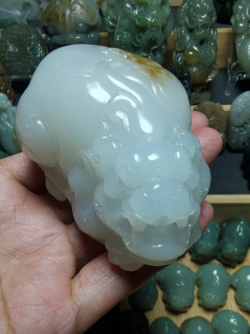 和田玉貔貅把件一级白苏工雕刻