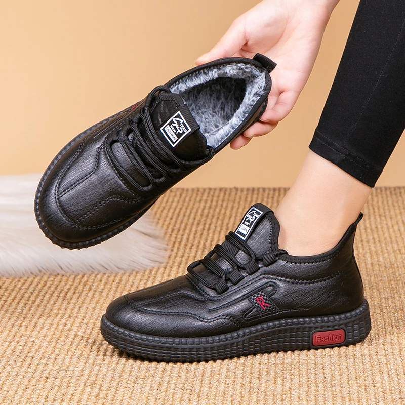 2024新款妈妈棉鞋加绒加厚防滑保暖皮面防水冬季中老年人奶奶靴子