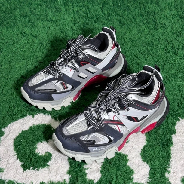 全新未使用 Balenciaga/巴黎世家 Track黑灰红 老爹鞋仅试穿 40码