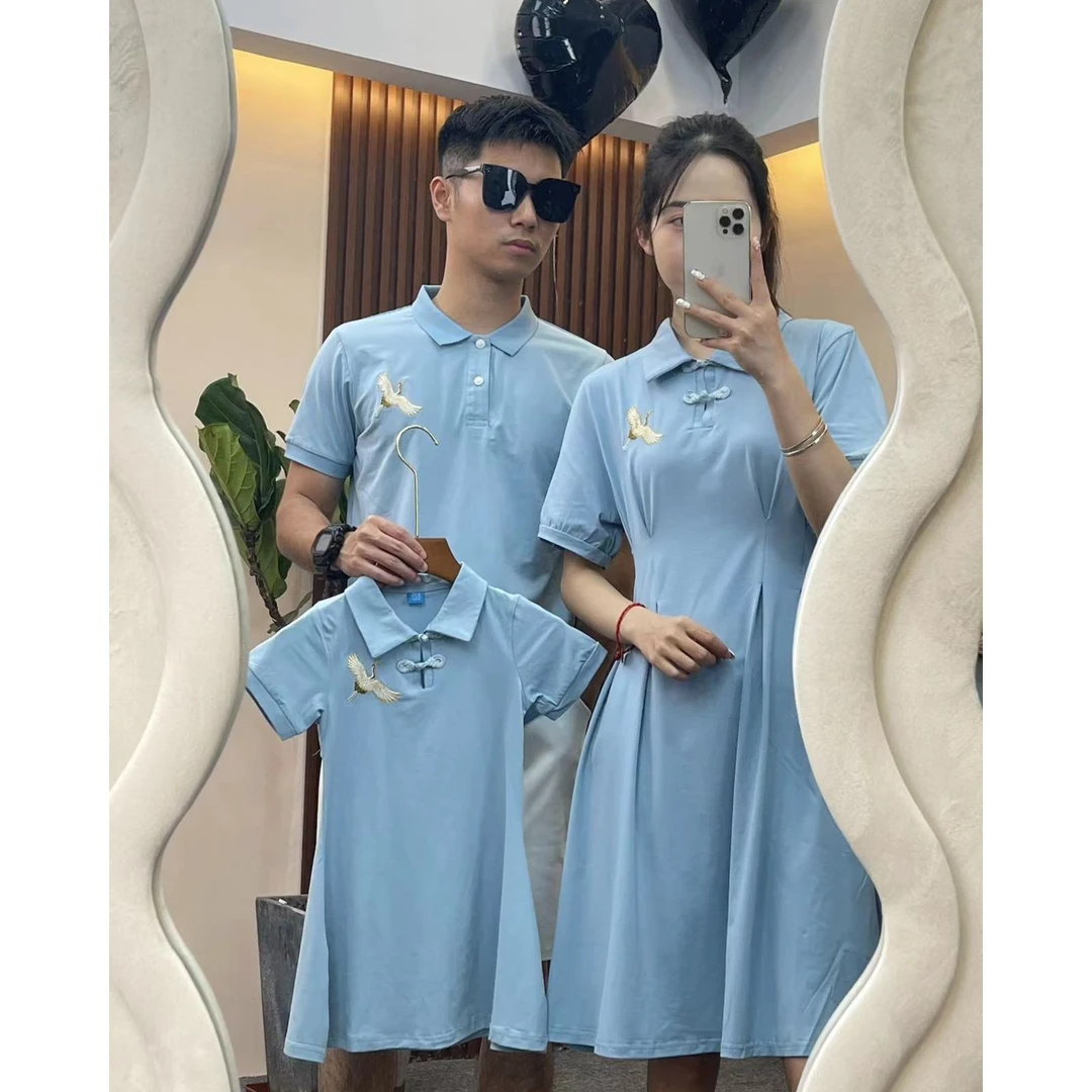 连衣裙亲子装一家三口修身蓝色复古气质时尚情侣中长款翻领绣花