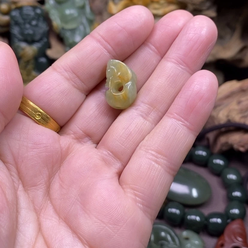 【闪购商品】岫岩河磨玉（透闪石质玉）颈饰未镶嵌学*