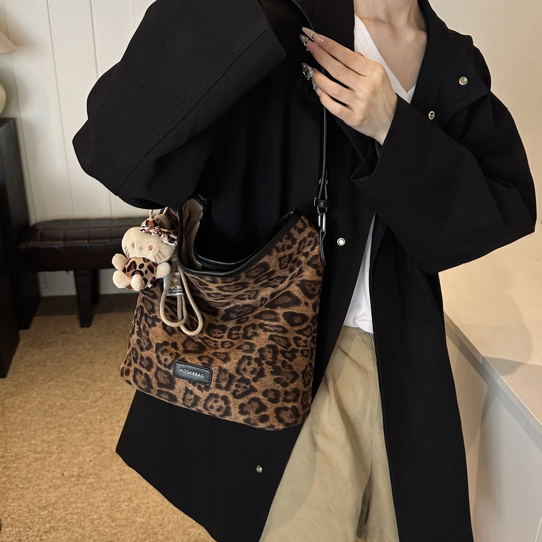 韩国小众复古水桶包包大容量麂皮绒豹纹包2024新款时尚单肩斜挎包