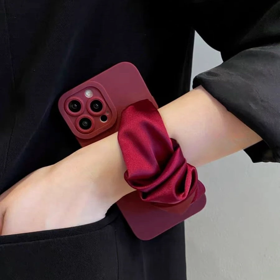 酒红色褶皱丝巾腕带手机壳适用华为Pura80斜挎绳Mate70Nova14苹果