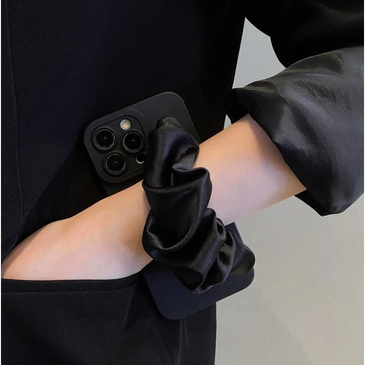 黑色褶皱丝巾腕带手机壳适用华为Pura80全包Mate70Nova14荣耀苹果