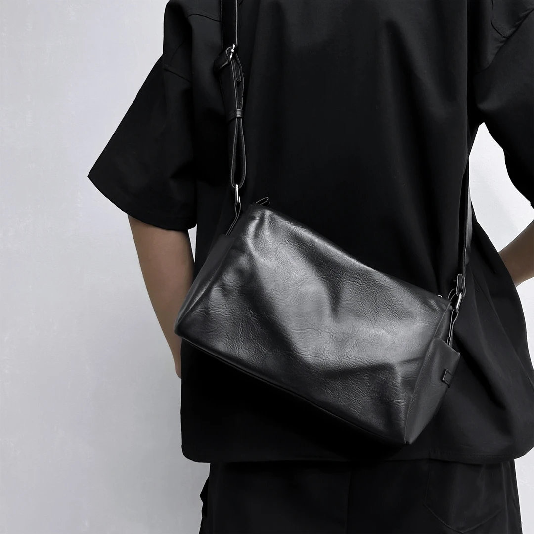 斜挎包男2023新款潮牌单肩包简约休闲男士小挎包百搭软皮通勤背包