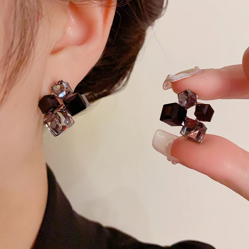 铜合金合成锆石耳饰 复古时尚精致黑色立体几何耳钉轻奢百搭耳环