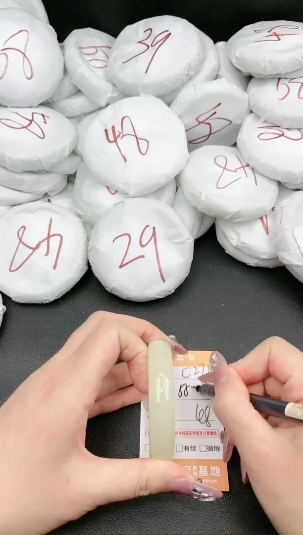 【闪购商品】石英质玉手镯未镶嵌271c