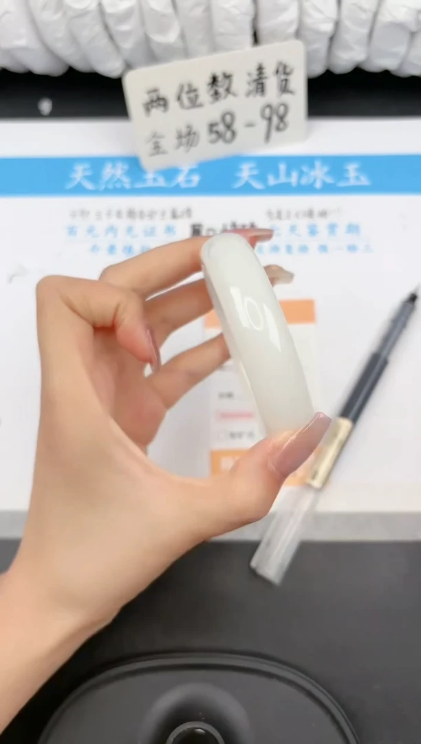 【闪购商品】石英质玉手镯未镶嵌361微色差