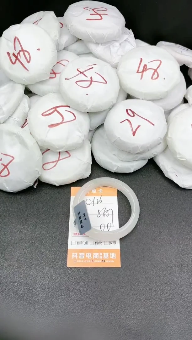 【闪购商品】石英质玉手镯未镶嵌126c